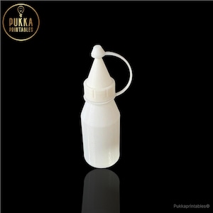 Puede incluir: Un juego de tres tazas de cerámica con un acabado moteado y mate. Las tazas son de color crema, gris claro y gris oscuro. Cada taza tiene un diseño simple y minimalista y un asa redondeada.