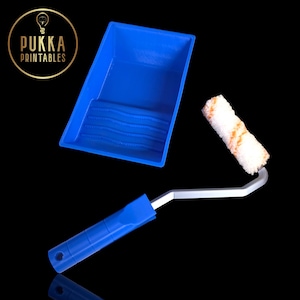 Puede incluir: Un juego de bandeja y rodillo de pintura azules sobre un fondo negro. El rodillo de pintura tiene un rodillo blanco y naranja. La bandeja de pintura es rectangular con crestas. El mango del rodillo y la bandeja son azules. El logotipo "Pukka Printables" está en la esquina superior izquierda.