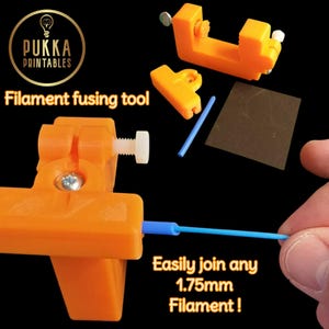 Può includere: Uno strumento di fusione per filamenti arancione con una vite bianca e un filamento blu. Il testo sull'immagine dice "Filament fusing tool" e "Easily join any 1.75mm Filament!"