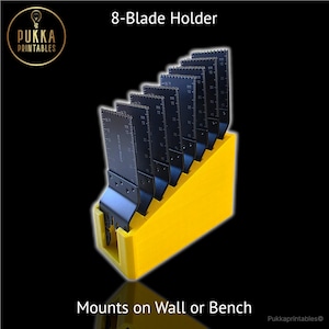 Peut inclure: Un support jaune pour 8 lames avec huit lames noires. Les lames sont disposées en rangée et comportent des marquages de mesure. Le texte "8-Blade Holder" est en haut et "Mounts on Wall or Bench" en bas.