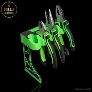 Può includere: Un organizer per utensili verde e nero con quattro pinze. L'organizer ha un design unico con una base curva e più fessure per gli utensili. Le pinze hanno manici neri con dettagli verdi. Il logo Pukka Printables si trova in alto a sinistra.