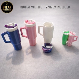 Op de afbeelding: Een assortiment kleurrijke reismokken met handvatten en deksels. De mokken zijn in tinten blauw, roze, groen en wit. De tekst "DIGITAL STL FILE - 2 SIZES INCLUDED" staat boven de mokken.