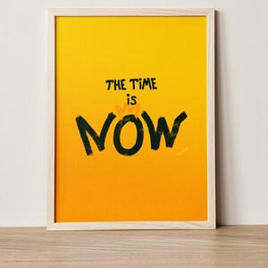 De tijd is nu posterkaart, inspirerend gezegde, coole gele esthetische spuitverf, printbaar cadeau aan de muur, motiverend citaat Home Decor
