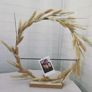 Wreath of dried flowers support