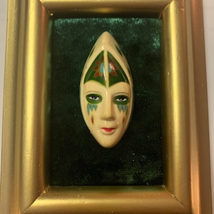Whispering face deco picture