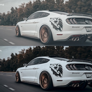 Może przedstawiać: Biały samoch&oacute;d sportowy Mustang z czarną naklejką z wilkiem z boku jest pokazany w ruchu na drodze. Samoch&oacute;d ma felgi w kolorze brązu i czarny spojler. Widoczne są teksty "BEFORE" i "AFTER".