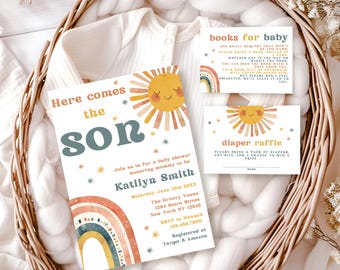 Può includere: Un set di inviti per baby shower con un tema sole e arcobaleno. L'invito recita "Here comes the son" e include i dettagli per il baby shower di Katilyn Smith. Sono incluse anche carte per libri e una lotteria di pannolini, il tutto in un cesto intrecciato.