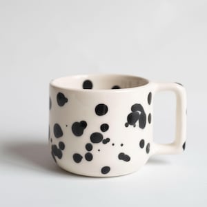 Dálmata: Taza de cerámica de gres hecha a mano, 300-350 ml, con salpicaduras y manchas negras y acabado brillante.