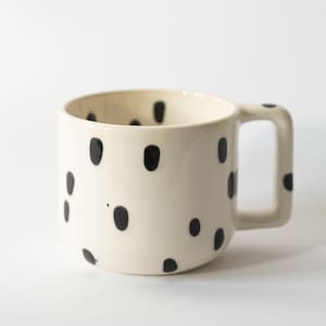 Dalmatiner: Handgemachte Steinzeug-Keramiktasse, 300-350 ml, schwarz glänzende Spritzer und Flecken