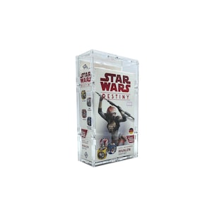 Könnte beinhalten: Ein transparentes Kunststoff-Display mit einem Star Wars Destiny Rivals Draft Set. Die Schachtel zeigt ein rotes und weißes Star Wars Destiny Logo und einen Charakter aus dem Spiel.