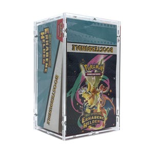 Op de afbeelding: Een heldere acryl display case met een Pokemon Booster Bundle. De bundel heeft een kleurrijke afbeelding met de tekst "MEGA-ENTWICKLUNG ERHABENE HELDEN" en "BOOSTER BUNDLE". De case is ontworpen om het verzamelobject te beschermen en te presenteren.
