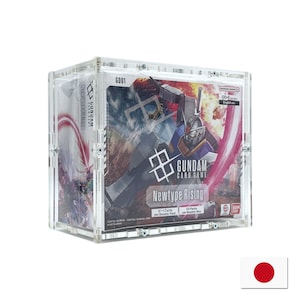 Puede incluir: Una vitrina transparente de acrílico que contiene una caja de refuerzo del juego de cartas Gundam. La caja presenta el título "Newtype Rising" con un gráfico de un robot Gundam. La vitrina está asegurada con tornillos y tiene una bandera japonesa.