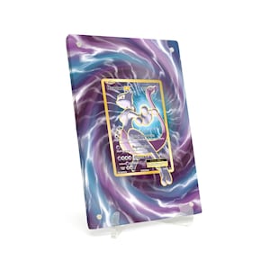 Peut inclure: Une carte à collectionner Pokémon encadrée avec Mewtwo EX. La carte est placée sur un fond tourbillonnant de teintes bleues et violettes, avec le bord doré et le texte de la carte clairement visibles. Le cadre est soutenu par un support transparent.