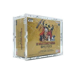 Pode incluir: Uma caixa de boosters do jogo de cartas One Piece, OP-17 The World's Strongest Warriors, selada numa caixa de exposição em acrílico transparente. A embalagem dourada apresenta uma personagem com um chapéu de chifres e o texto 4th Anniversary.