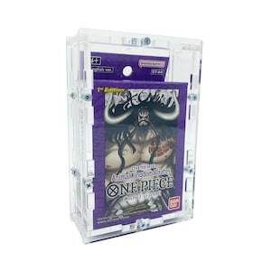Può includere: Un portacarte in acrilico trasparente con un mazzo di carte da gioco collezionabili One Piece di colore viola e nero al suo interno. La carta presenta un personaggio con la barba nera e un cappello grande. Il testo sulla carta recita "Starter Deck Animal Kingdom Pirates One Piece Card Game".