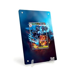 Puede incluir: Una impresión enmarcada con una carta de intercambio de Pokémon con un diseño Mega Charizard X. La obra de arte muestra un Charizard ardiente y una criatura azul con forma de dragón sobre un fondo azul oscuro y negro. La impresión se muestra en un soporte transparente.
