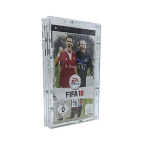 Op de afbeelding: Een transparante plastic case met een videogame erin. De game is FIFA 10 voor de Playstation Portable. De gamecover toont twee voetballers, een in een rood shirt en de ander in een blauw shirt. De gamecover toont ook het EA Sports logo en de tekst "FIFA 10".