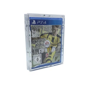 Può includere: Una custodia in plastica trasparente con un bordo blu, che contiene una custodia per videogiochi per PlayStation 4. La custodia del gioco presenta un calciatore con una divisa gialla e nera, con il titolo del gioco "FIFA 17" e il logo EA Sports.