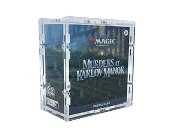Op de afbeelding: Een transparante acrylbox met een Magic: The Gathering "Moorden in Karlov Manor" Prerelease-set. De doos heeft een zwart-witte afbeelding van een landhuis met een doolhof ervoor. De tekst "Magic: The Gathering" en "Moorden in Karlov Manor" staat op de doos gedrukt.