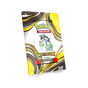 Puede incluir: Un Fun Pack de cartas coleccionables de Pokémon enmarcado. El paquete presenta el logotipo de Pokémon y las palabras "MEGA EVOLUTION". El marco tiene un diseño ondulado amarillo y negro. El paquete incluye tres cartas de juego adicionales.