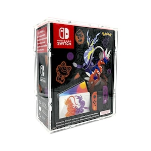 Può includere: Una custodia in plastica trasparente con all'interno una console Nintendo Switch OLED Edizione Pokémon Scarlatto e Violetto. La console è nera con un design viola e arancione. La custodia include anche un controller Joy-Con viola e arancione.