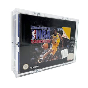 Könnte beinhalten: Ein transparentes Plastikgehäuse mit einer Videospielkassette darin. Das Spiel ist Kobe Bryant in NBA Courtside, ein Basketballspiel für die Nintendo 64. Das Spiel zeigt ein Bild von Kobe Bryant in seinem Trikot der Los Angeles Lakers, der einen Basketball hält. Das Spiel ist eine PAL-Version.