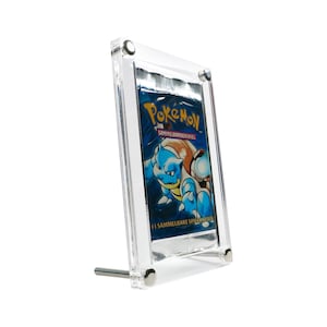 Gemaakt in Duitsland, acryl behuizing geschikt voor Pokemon Booster zowel vintage als modern met metalen voetjes frame standaard