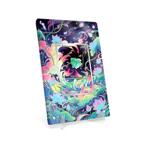 Könnte beinhalten: Ein dekorativer Display-Ständer mit einer Bulbasaur-Sammelkarte. Der Ständer hat ein lebendiges Blumenmuster mit rosa, blauen und grünen Akzenten vor einem dunklen Hintergrund. Die Karte ist im Ständer sichtbar.