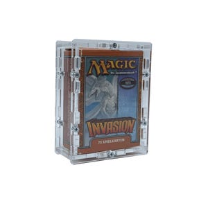 Op de afbeelding: Een doorzichtige acryl displayhouder met een Magic: The Gathering Invasion kaartspel. De oranje doos toont een drakenillustratie, de tekst Magic The Gathering, Invasion en 75 Spielkarten. De houder is bevestigd met metalen schroeven.