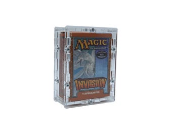 Op de afbeelding: Een doorzichtige acryl displayhouder met een Magic: The Gathering Invasion kaartspel. De oranje doos toont een drakenillustratie, de tekst Magic The Gathering, Invasion en 75 Spielkarten. De houder is bevestigd met metalen schroeven.