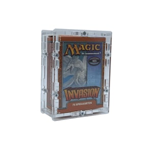 Könnte beinhalten: Ein durchsichtiger Plastik-Kartenhalter mit einem Magic: The Gathering Invasion Boosterpack. Das Boosterpack zeigt einen weißen Drachen mit blauen und orangenen Akzenten. Der Text auf dem Boosterpack lautet "Magic: The Gathering Invasion 75 Spielkarten".