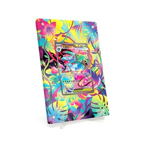 Könnte beinhalten: Eine farbenfrohe Präsentation mit einer Pokémon-Karte, Mega Venusaur GX, vor einem lebendigen tropischen Hintergrund. Die Karte ist in einem transparenten Acrylhalter untergebracht. Der Halter wird von einem transparenten Ständer getragen.