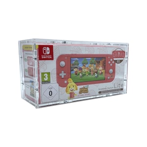 Könnte beinhalten: Ein transparentes Plastikgehäuse mit einer pinkfarbenen Nintendo Switch Lite Konsole. Die Konsole hat einen weißen Bildschirm mit einem Spielbild von Animal Crossing: New Horizons. Das Gehäuse hat eine USK-Bewertung von 3.