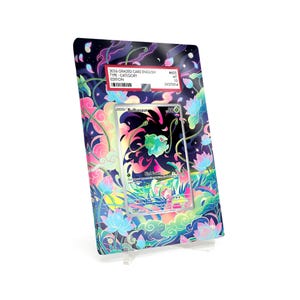 Könnte beinhalten: Eine bewertete Pokémon-Karte mit Bulbasaur, eingeschlossen in einem dekorativen Halter. Der Halter hat ein florales Design mit rosa, blauen und grünen Akzenten. Auf dem Halter steht "2036 GRADED CARD ENGLISH TYPE - CATEGORY EDITION". Die Karte ist mit MT 10 bewertet.