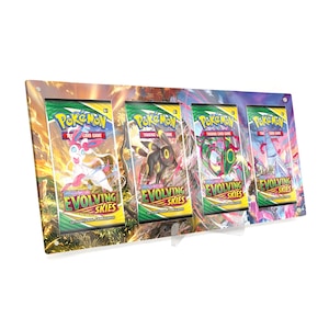 Könnte beinhalten: Präsentation von vier Pokémon Evolving Skies Sammelkartenspiel-Packs. Jedes Pack zeigt einen anderen Pokémon-Charakter und den Text "Evolving Skies". Die Packs sind auf einem transparenten Acryl-Display montiert.