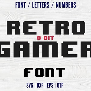 Puede incluir: Fuente Retro Gamer en letras pixeladas negras sobre un fondo de madera blanca. El texto dice "Retro Gamer Font" con "8 Bit" en letras rojas sobre la palabra "Gamer".
