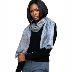 High-quality silk scarf 100% silk women&#39;s scarf with paisley and floral design in light gray