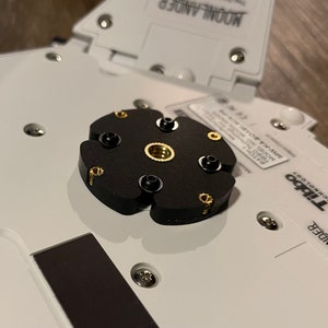 Adapter puck mounted on a ZSA Moonlander