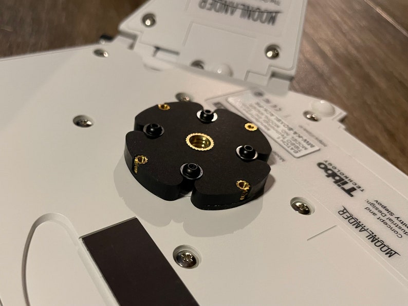 Adapter puck mounted on a ZSA Moonlander