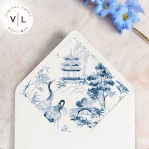 Blauwe chinoiserie envelop voeringsjabloon – elegante kraanvogel en pagode afdrukbaar | Briefpapierbijlage | Decor bruiloftenvelop direct downloaden