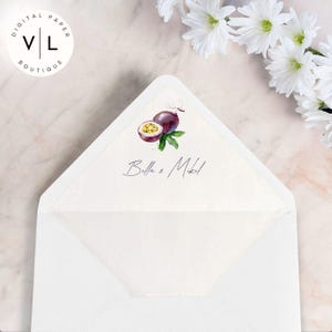 Op de afbeelding: Witte envelop met een aquarel-illustratie van een passievrucht aan de voorkant. De tekst "Bella & Mikel" staat in cursief onder de vrucht.