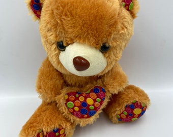 1990 Super Soft Teddy Soft Plush Toy sosteniendo el corazón. Colores vibrantes, tema de botones, alegran cualquier casa.