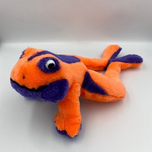1980er leuchtend orange lila Frosch Stofftier in ausgezeichnetem Zustand mit Etikett, Retro Geschenk, B.J. Toy Co