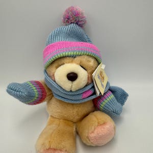 Orsetto di peluche Forever Friends degli anni '90 con sciarpa, cappello e guanti multicolori, Hallmark/Gosh, Regno Unito, ottimo regalo, viene fornito con un'etichetta di carta.