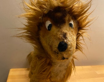 1970年代の藁詰めライオンのヴィンテージぬいぐるみ。古くて個性豊か。美しいたてがみ。モヘア生地。