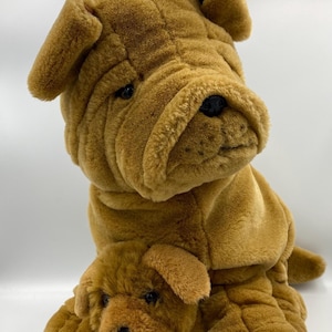 Großer Faltiger 1980er Jahre Peeko Stofftier Hund mit Baby. Wunderschöner großer Hund und Welpe, sehr guter Zustand