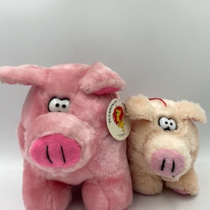 Par de peluches de cerdos divertidos con ojos de dibujos animados de los años 90. ¡Un gran regalo retro para los amantes de los cerdos!