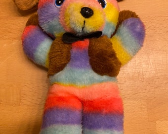 Retro 1980er Regenbogen Hund Teddy Plüschtier. Lebendige Farbgebung und einzigartig, erhellen jedes Haus