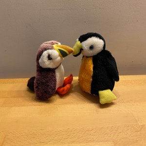 Par de juguetes de peluche retro de pingüino frailecillo con etiquetas originales, coloridos en excelentes condiciones de los años 80/90