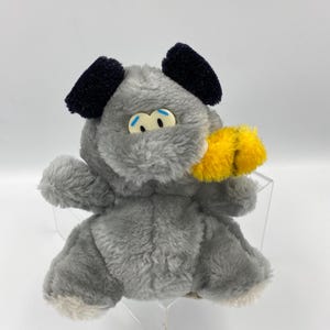 1980er Jahre Ace grauer Hund mit Katzenschwanz im Maul, Vintage Retro weiches Plüschtier, guter Zustand mit Etikett, bezogen mit Garfield?